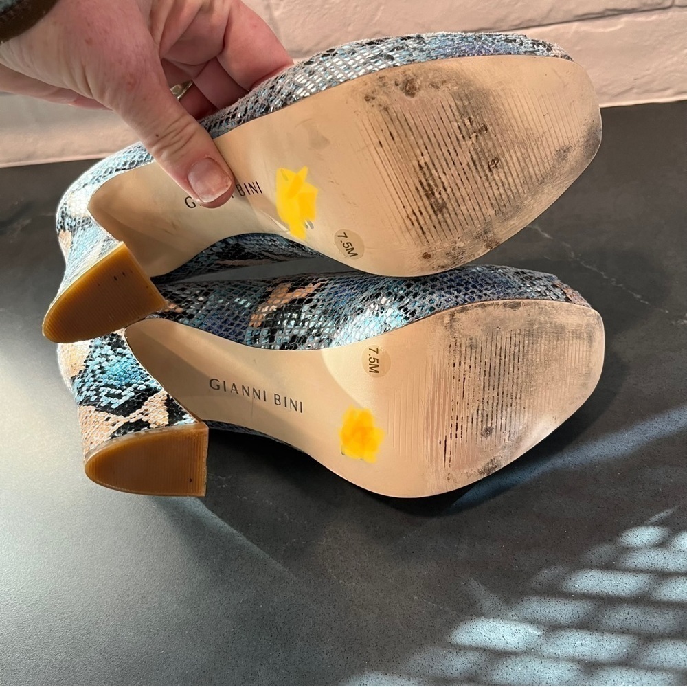 Gianni Bini sz 7.5 blue & cream snake embossed leather platform peep toe heels - Picture 12 of 16